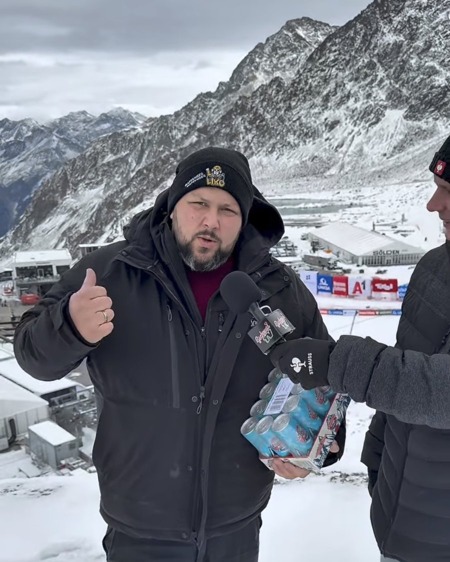 Peter Ilmer mit einem Tray Skiwasser mit Schuss in Sölden